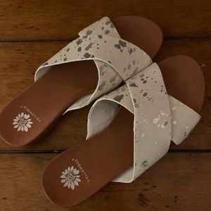 Sandals, flat rubber sole